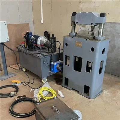 Elektrisk hydraulisk presse for smedarbeid